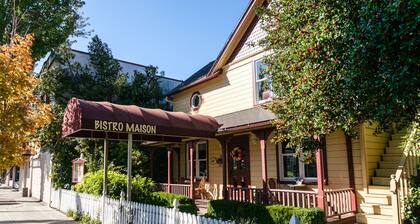 Lovely condo near downtown activities w/central AC, WiFi, & private washer/dryer