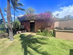 Um pequeno edifício com fachada de madeira e um terraço coberto.
