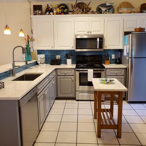 Fridge, microwave, oven, stovetop - Beautiful and Spacious Beach Home with Great Gulf Views!! (GULF SHORES)