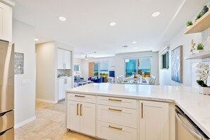 Køleskab, mikrobølgeovn, ovn, kogeplade