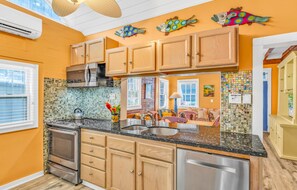 Køleskab, mikrobølgeovn, ovn, kogeplade