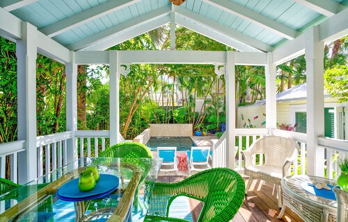 Charming dog-friendly home with guest cottage & private pool - great location