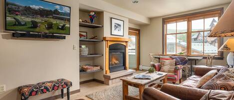 Een smart-tv, een open haard en een dvd-speler