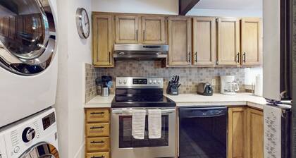 Riverfront huoneisto w / vuoristomaisemat - lähellä mukavuudet & rinteillä!