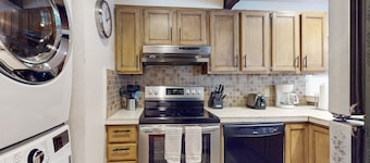 Rivierfront condo w / uitzicht op de bergen - dicht bij voorzieningen en de piste!