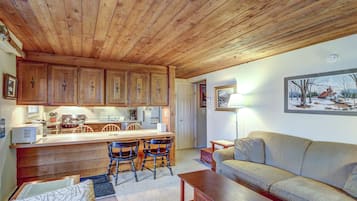 Televisión, reproductor de DVD, libros y videoteca