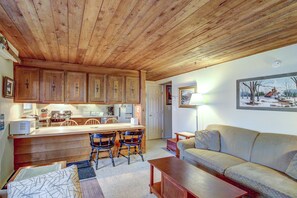 Televisio, DVD-soitin, kirjoja, videokirjasto