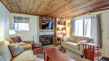 Televisión, reproductor de DVD, libros y videoteca