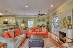 Una televisión, una chimenea, un reproductor de DVD