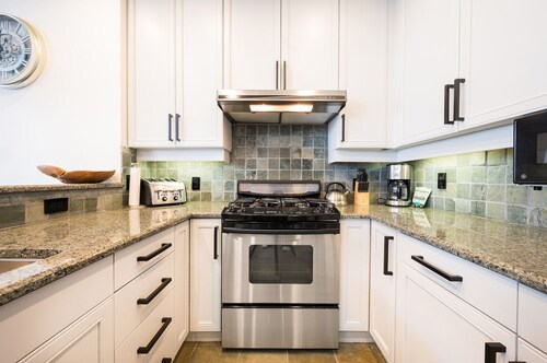 3BR | Luxury | Hot Tub | Ski-in/Ski-Out | 2 Car Garage + Village Parking