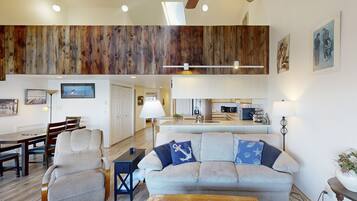 Televisión, chimenea, reproductor de DVD y libros