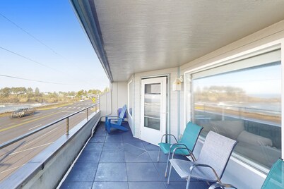 Dog-Friendly, Waterfront Loft w/ Seawall and Ocean Views - One Block to Harbor