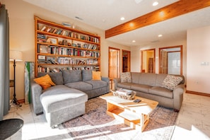 Smart TV, fireplace, stereo, computer monitors - Elegant Escape w/ Dock, Deck & Lakefront Bliss (SWANTON)