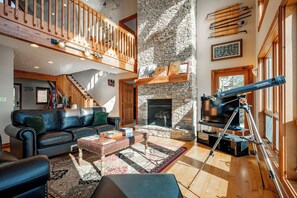 Smart TV, chimenea, estéreo y monitor de computadora 