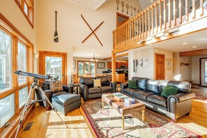 Smart TV, chimenea, estéreo y monitor de computadora 