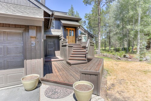3 Spyglass - Lovely Sunriver Home, Elegant & Remodeled, Hot Tub, SHARC Passes, Golf Views
