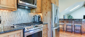 3 Spyglass - Lovely Sunriver Home, Elegant & Remodeled, Hot Tub, SHARC Passes, Golf Views