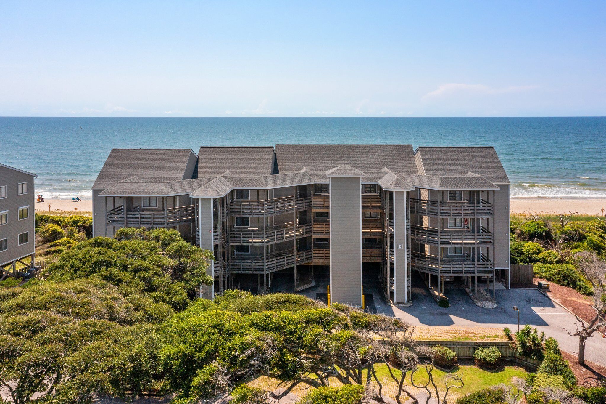 Great Oceanfront Condo! 2 BR with WiFi and pools!