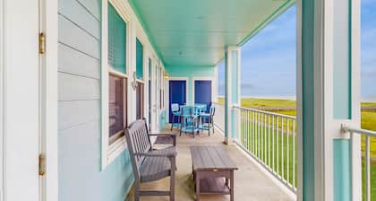 Oceanfront condo with gorgeous views, pool & hot tub - dog-friendly
