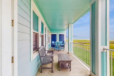 Oceanfront condo with gorgeous views, pool & hot tub - dog-friendly