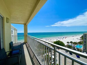 Ein Balkon mit Blick auf Strand und Pool.