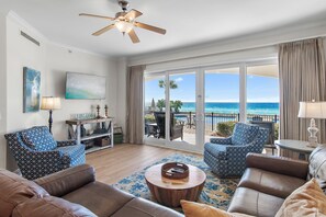 Smart TV, chimenea, reproductor de DVD, libros