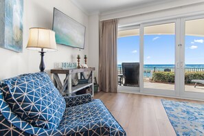 Smart TV, chimenea, reproductor de DVD, libros