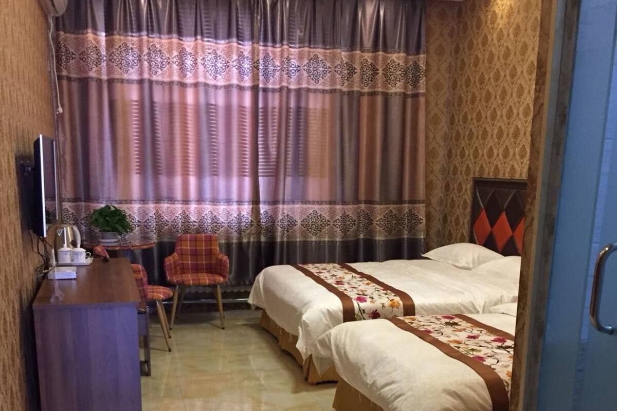 Ein Hotelzimmer mit einem Bett, einem Schreibtisch und einem Sessel.