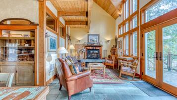 Tv, pejs, dvd-afspiller, bøger