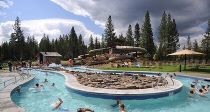 Lovely 5 BR Home! Large Deck and Yard + Hot Tub + Pool table +12 SHARC Passes