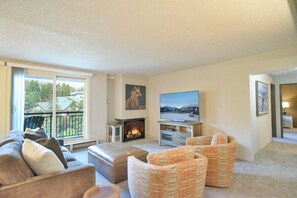 TV, fireplace
