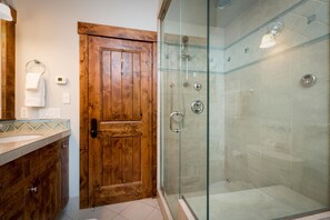 Combined shower/tub, jetted tub, hair dryer, towels
