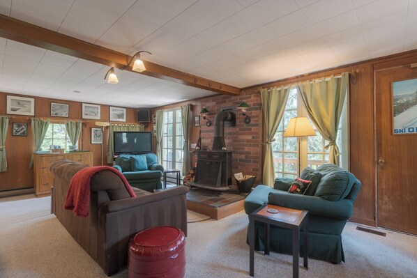 Smart TV, books, stereo