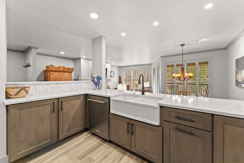 2 makuuhuoneen joukossa Aikuiset Pines, Private Balcony, Near Shuttle