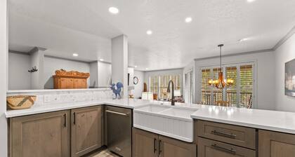 2 makuuhuoneen joukossa Aikuiset Pines, Private Balcony, Near Shuttle