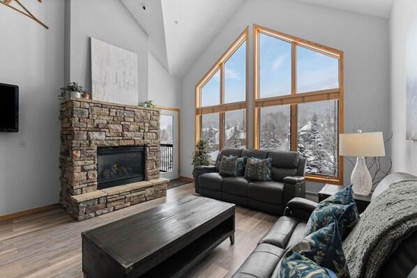 TV, fireplace, DVD player - Penthouse Condo w/ Mountain Views, Pool & Hot Tub (Keystone)