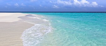 Beachfront Condo with Dazzling Gulf View! Beach Views, Balcony, Pool-Hot Tub.