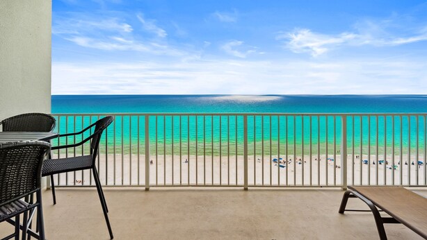 Un balcón con vista a la playa y al océano.