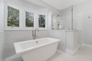 Combined shower/bathtub - 2nd Row Sea Pines Home w/ FREE Pool & Spa Heat Seasonally - Steps to Beach! (Hilton Head Island)