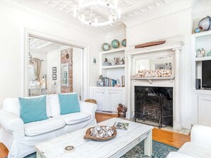 Televisión y chimenea 