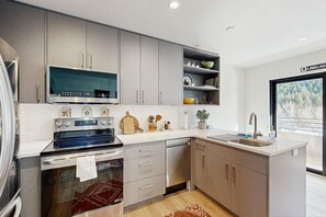 Refrigerador, microondas, horno, placa de cocina