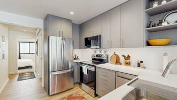 Geladeira, micro-ondas, fogão, cooktop