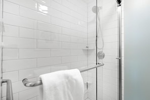 Combined shower/tub, hair dryer, towels