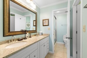 Combinazione doccia/vasca, asciugacapelli, asciugamani