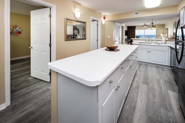 Fridge, microwave, oven, stovetop - Summerlin 102/🌊Gulf Front/ 🏖️Beach Service (Fort Walton Beach)