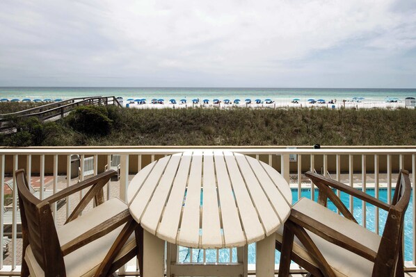 Outdoor dining - Summerlin 102/🌊Gulf Front/ 🏖️Beach Service (Fort Walton Beach)