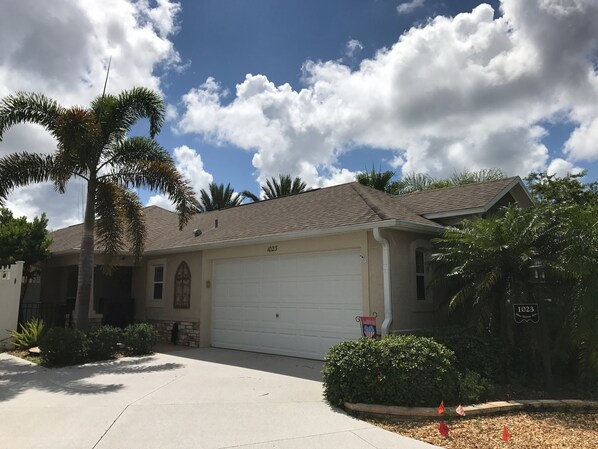 Exterior - Walking Distance to Lake Sumter Landing! Beautiful Home with BBQ Grill (The Villages)