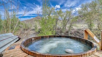 Banyera d'hidromassatge a l'aire lliure