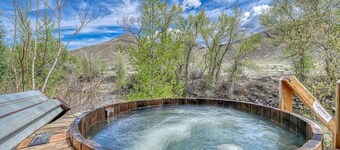 River House Downstream: Beautiful Remodeled Home! Steps to Downtown!