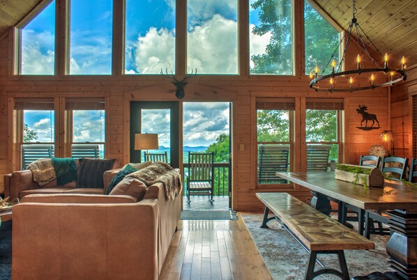 Televisión, chimenea, reproductor de DVD y futbolito 